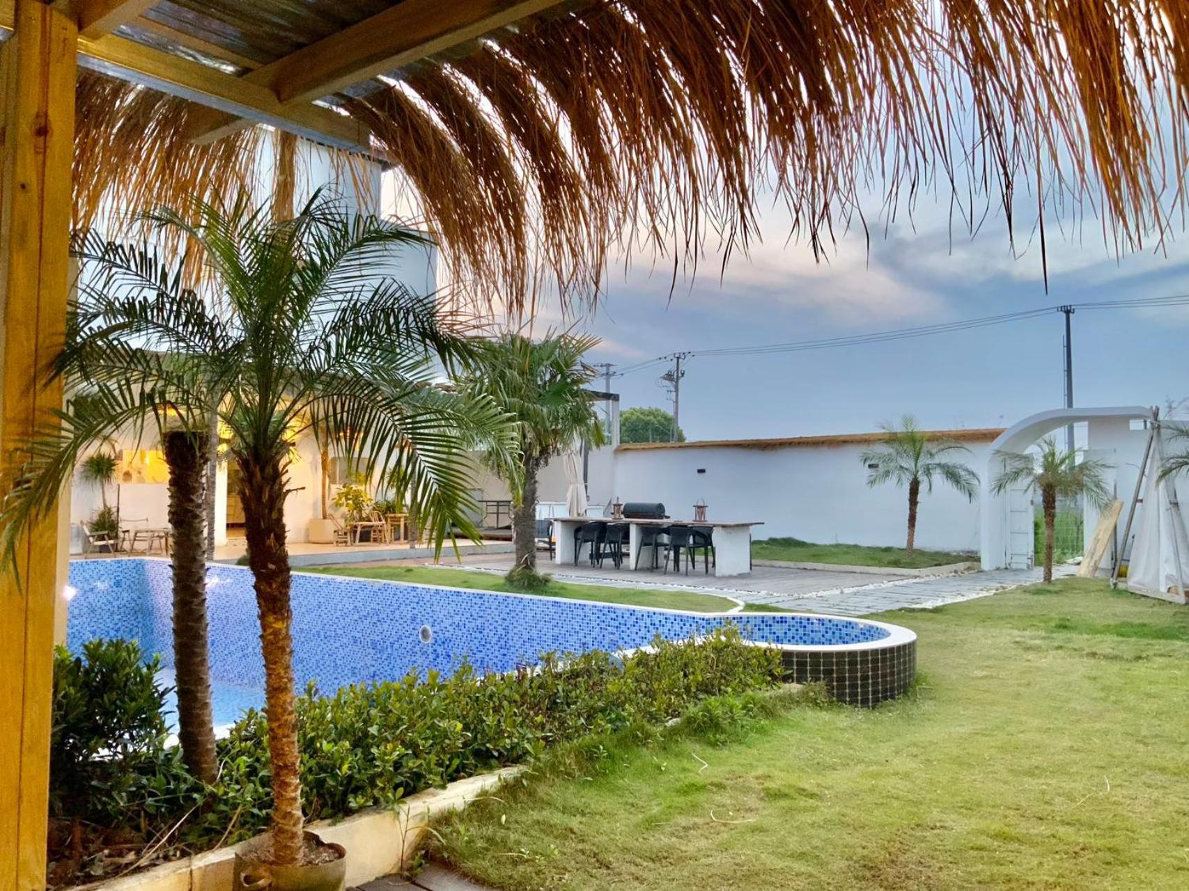 Left Bank La Vie Pool *